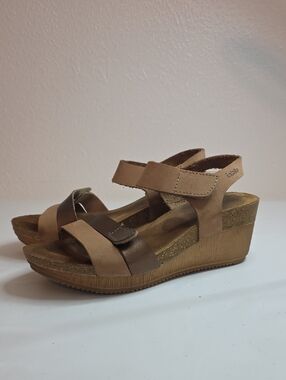 INBLU PLATFORM WEDGE SANDALS VERY CUTE GUC LADIES SIZE 40